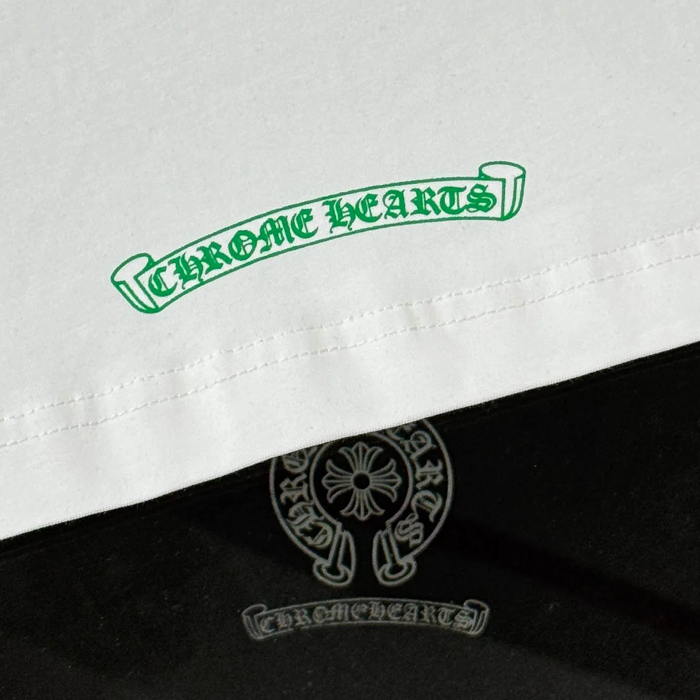P180 Chrome Hearts Chrome Hearts 25 high-end versions. The fabric is made of 300 grams of high-density pure cotton. It does not deform or shrink. It has three labels. It is the same style for men and women. Technology: suede foaming + digital printing. Color: white, black. SIZE: S-XL.